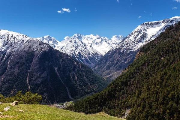 Vista panorámica de la cresta principal del Cáucaso en verano — Foto de Stock