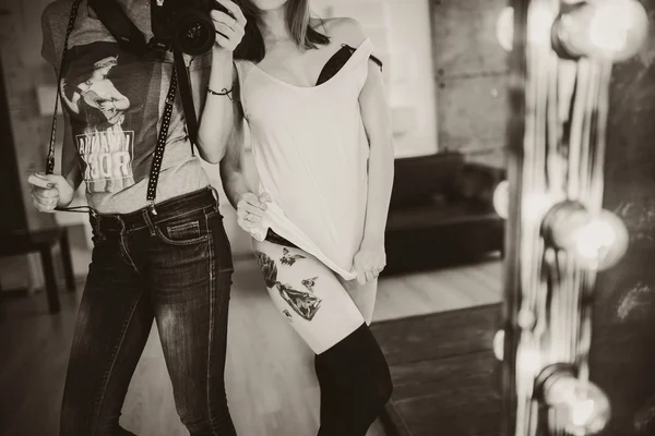 女性カメラマンとモデルのセクシーです — ストック写真