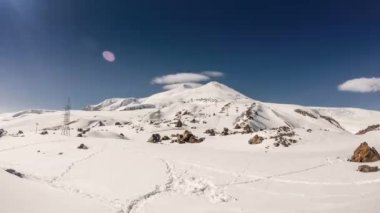 Hareketi bulutlar dağlarda Elbrus, Kuzey Kafkasya, Rusya Federasyonu. Full Hd