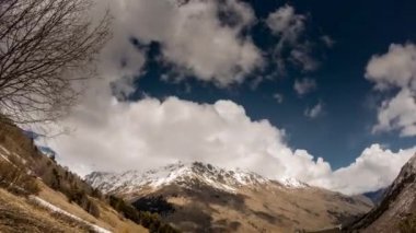 Zaman atlamalı Flowing bulutların sonbahar sabahı dır pik Kafkasya dağlarında çevresinde
