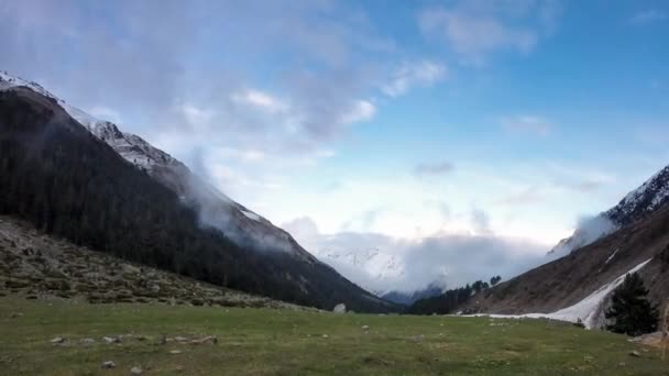 Caducidad del majestuoso paisaje montañoso matutino al pie de la cordillera del Cáucaso — Vídeos de Stock