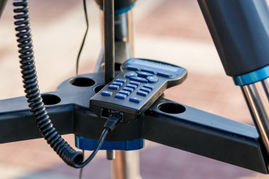 Tripod, elektronik teknoloji kavramı üzerinde kablolu uzaktan kumanda