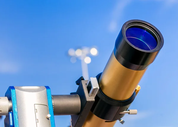 Любительський сонячний телескоп у день блакитного неба. Поняття шпильки — стокове фото