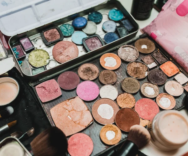 Poor ugly old palette for make-up. The concept of bad makeup — Stock Photo, Image