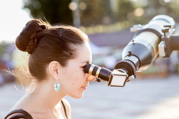 Joven turista observando el hermoso paisaje de la — Foto de Stock