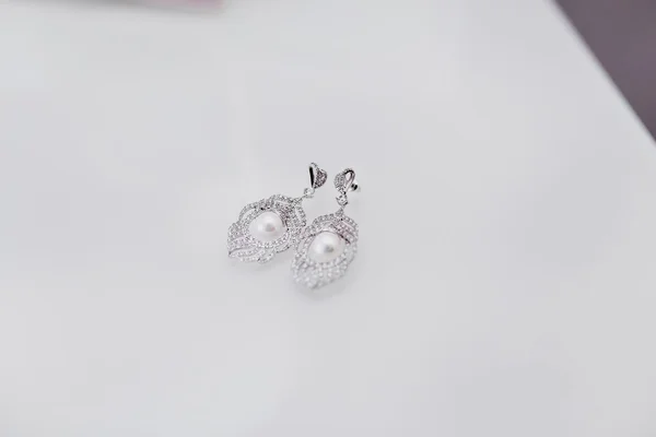 Ohrringe mit Perlen und Diamanten auf weißem Hintergrund — Stockfoto