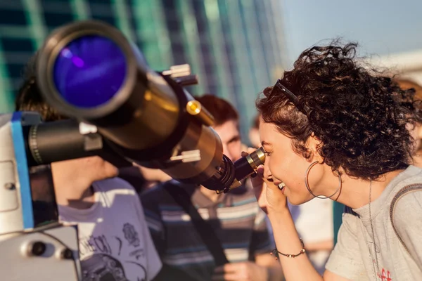 Teleskop parkta caddeleri üzerinde monte edilmiş