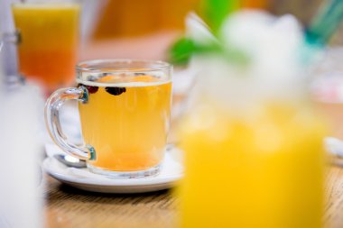 Deniz cehri ve ballı kafe arka plan üzerinde çay