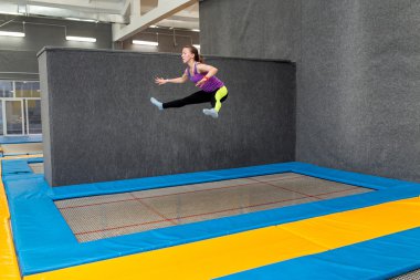Profesyonel trambolin üzerinde atlama fitness kadın