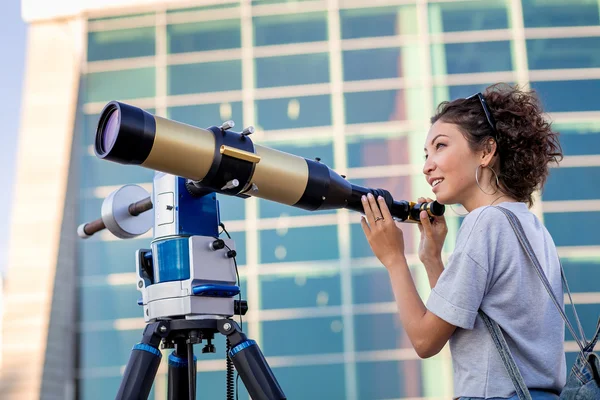 Mädchen blickt im Freien durch ein Teleskop — Stockfoto
