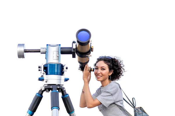 Молодая женщина смотрит через астрономический телескоп изолированы на белом фоне — стоковое фото