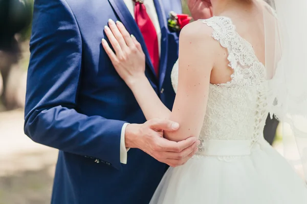 Esküvői pár menyasszony és a vőlegény kezét — Stock Fotó