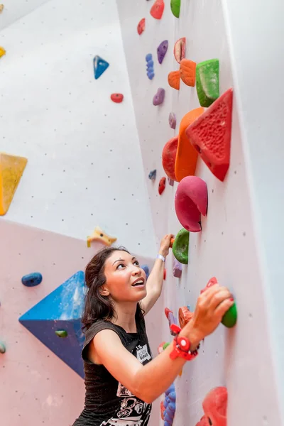 人工壁を登る女性登山家 — ストック写真