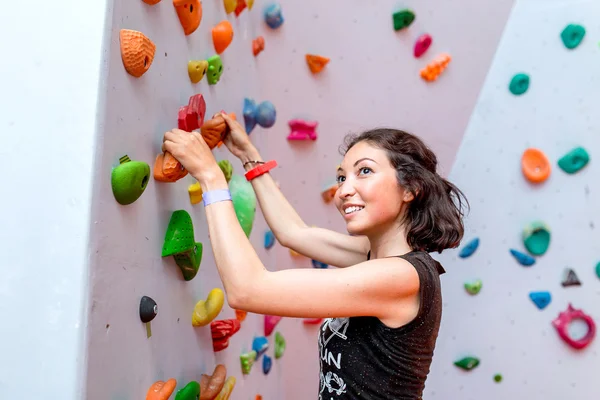 Woman making effort when climbing indoors — Stock Photo, Image