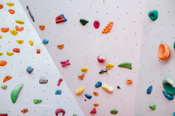 Umělá lezecká stěna pro bouldering uvnitř — Stock fotografie