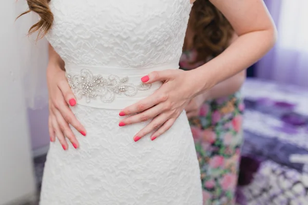 Las manos la novia con la manicura —  Fotos de Stock