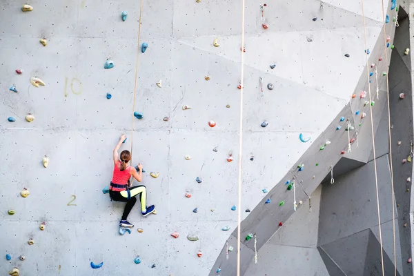 Активная молодая женщина на скале в спорткомплексе — стоковое фото