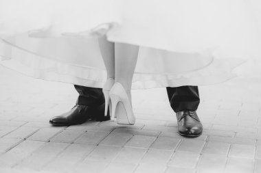 ayakta gelin ve Damat Düğün Ayakkabı. Retro vintage fotoğraf