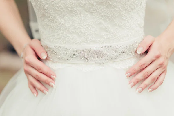 Las manos de la novia con manicura — Foto de Stock