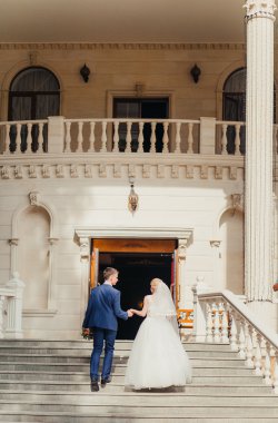 Gelin ve damat modern kale mermer merdiven yukarı git