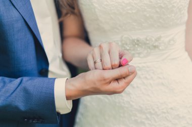 Gelin ve damat şehir Viyadükler üzerinde duran yakın çekim portresi