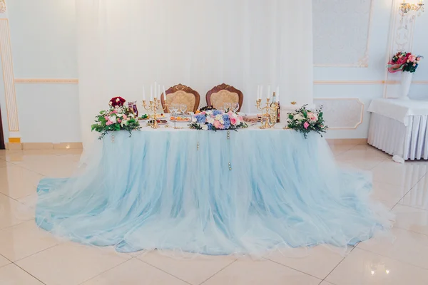Mesa principal para los recién casados en el salón de bodas . — Foto de Stock