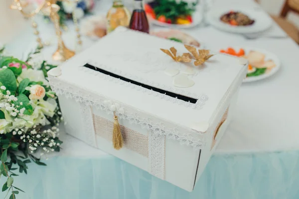 Элегантная свадебная коробка, украшенная искусственными цветами — стоковое фото
