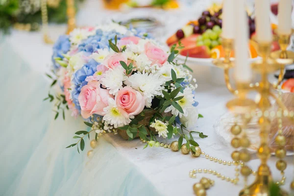 Tischdekoration für eine Eventparty oder einen Hochzeitsempfang im azurblauen Stil — Stockfoto