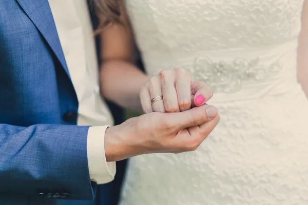 Primo piano ritratto di una sposa e uno sposo in piedi sulla città stre — Foto Stock