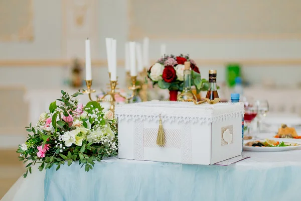 Elegante caja de bodas Favores decorados con flores artificiales — Foto de Stock