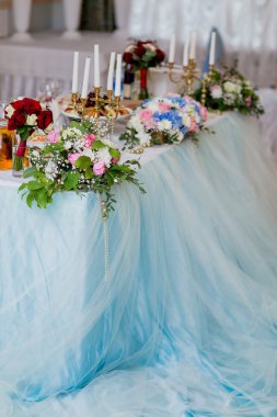 çiçek ve avize turkuaz Festival tablo