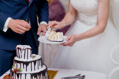 mutlu zarif evli çift yetişmek güzel pasta bir restoranda düğün kutluyor