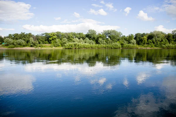 Sjön med reflektion av moln och skogar, serenity — Stockfoto