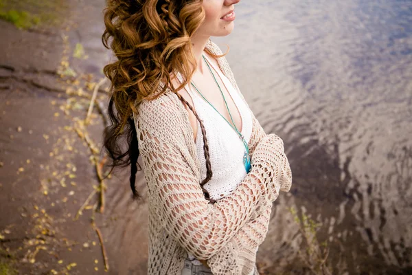 Belle jeune femme reposant sur le lac en été à la journée ensoleillée en plein air — Photo