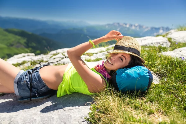 Mulher turista deitado e dormindo ou descansando no topo da montanha. O conceito de recreação ao ar livre — Fotografia de Stock