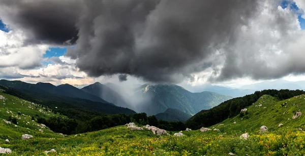 Kafkas Dağları yaz fırtınası. — Stok fotoğraf