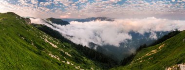 sis ve bulut dağ Vadisi manzara, Abhazya'da, Caucasus