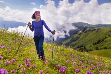 Kafkas Dağları, Abhazya içinde dağ alpine meadows aracılığıyla hiking bir kadın