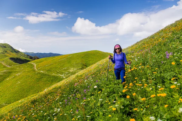 Uma mulher caminhando pelos prados alpinos da montanha nas montanhas do Cáucaso, Abcásia — Fotografia de Stock