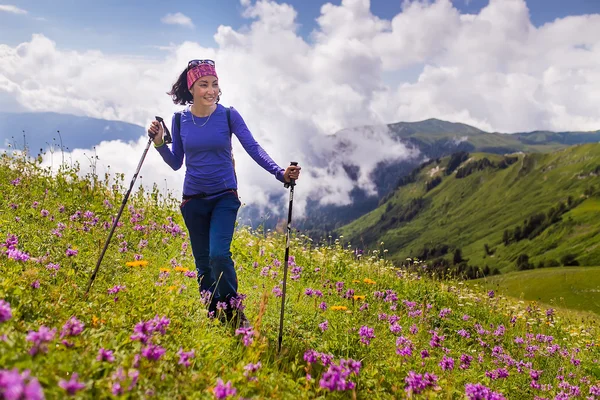 Uma mulher caminhando pelos prados alpinos da montanha nas montanhas do Cáucaso, Abcásia — Fotografia de Stock