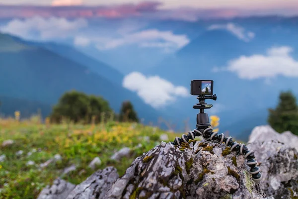 Kamera aksi dengan tiang selfie di puncak gunung — Stok Foto