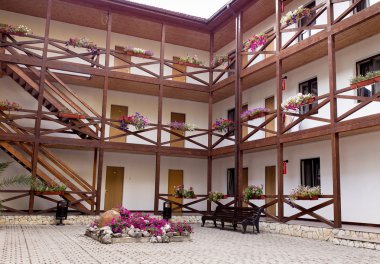 veranda otel avlu masa ve sandalyeler ile