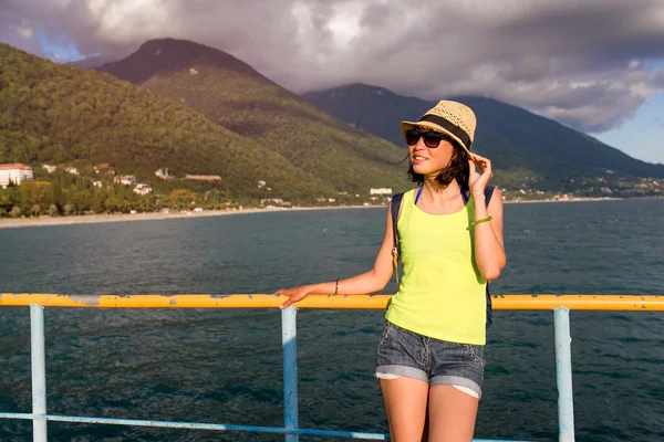 Mladá žena turistické nosit klobouk stojící u vchodu do idylické pláži v Abcházii, Kavkaz — Stock fotografie