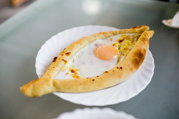 Abjasia khachapuri tres huevos de codorniz yema en naturaleza muerta en un plato en la cafetería — Foto de Stock