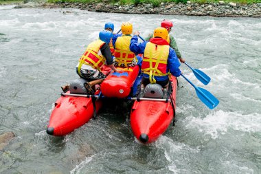 dağ Nehri üzerinde bir katamaran üzerinde rafting