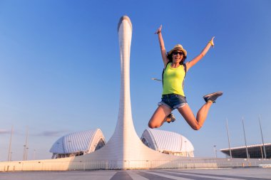 Kadın seyahat zevk ana Olimpiyat Stadı, Soçi, Adler Fischt sayısı