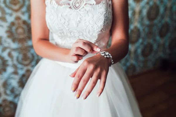 Κοσμηματοπωλείο βραχιόλι στο χέρι της νύφης — Φωτογραφία Αρχείου