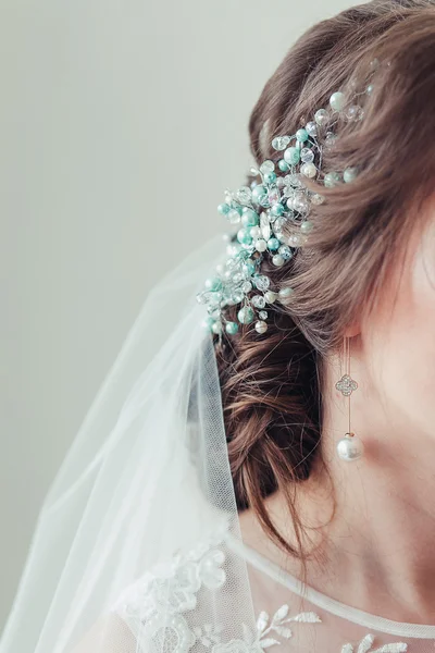 Peinado de boda en cabello largo con una preciosa decoración — Foto de Stock