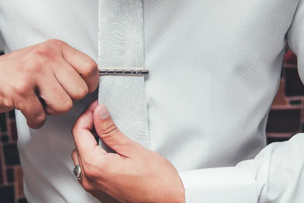 Férfi fehér ing, nyakkendő klip, Vértes elhelyezés — Stock Fotó