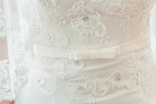 Mooie bruiloft jurk zetten — Stockfoto